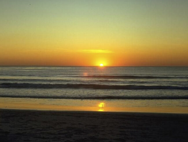 Benefícios da Terapia Craniossacral imagem do por do sol na praia