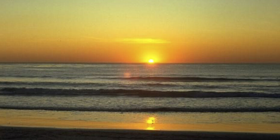 Benefícios da Terapia Craniossacral imagem do por do sol na praia