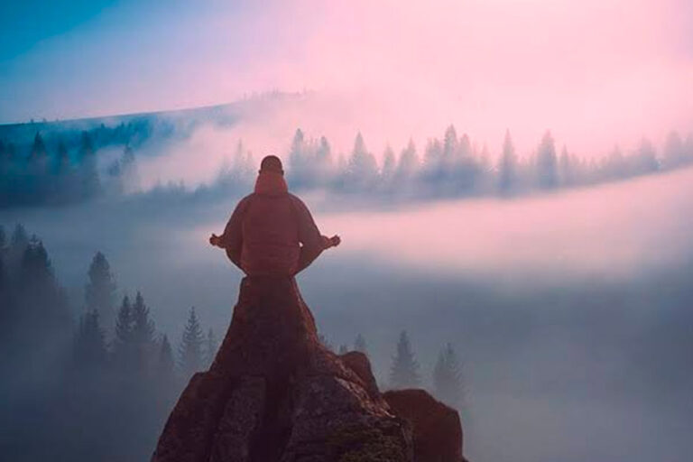 iogue meditando no topo da montanha