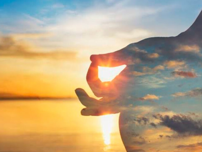 sobre a lei da atração pessoa meditando frente ao mar