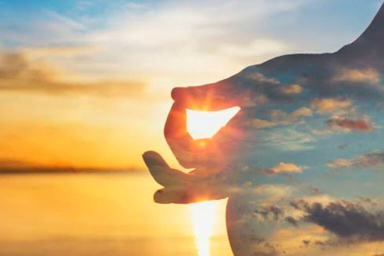 pessoa meditando frente ao mar