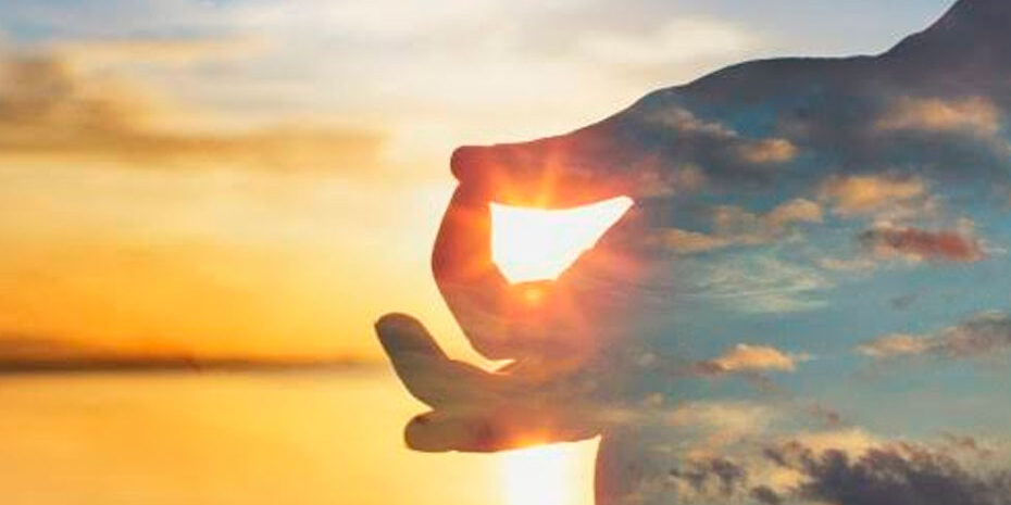 sobre a lei da atração pessoa meditando frente ao mar