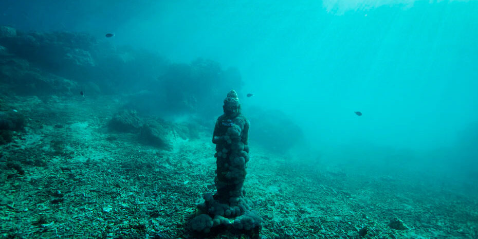 aprendendo a silenciar a mente escultura de um buda no fundo do oceano