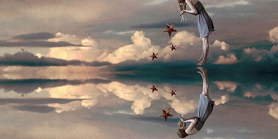 A beleza por trás Reflexo de um mulher no céu